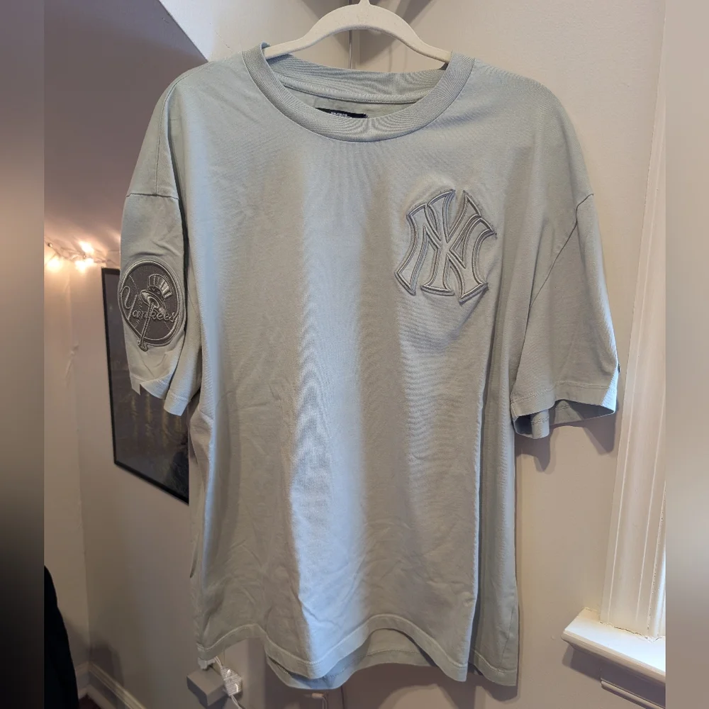 New York Yankees Embroidered Logo Crew Neck Shirt Sleeve Tee